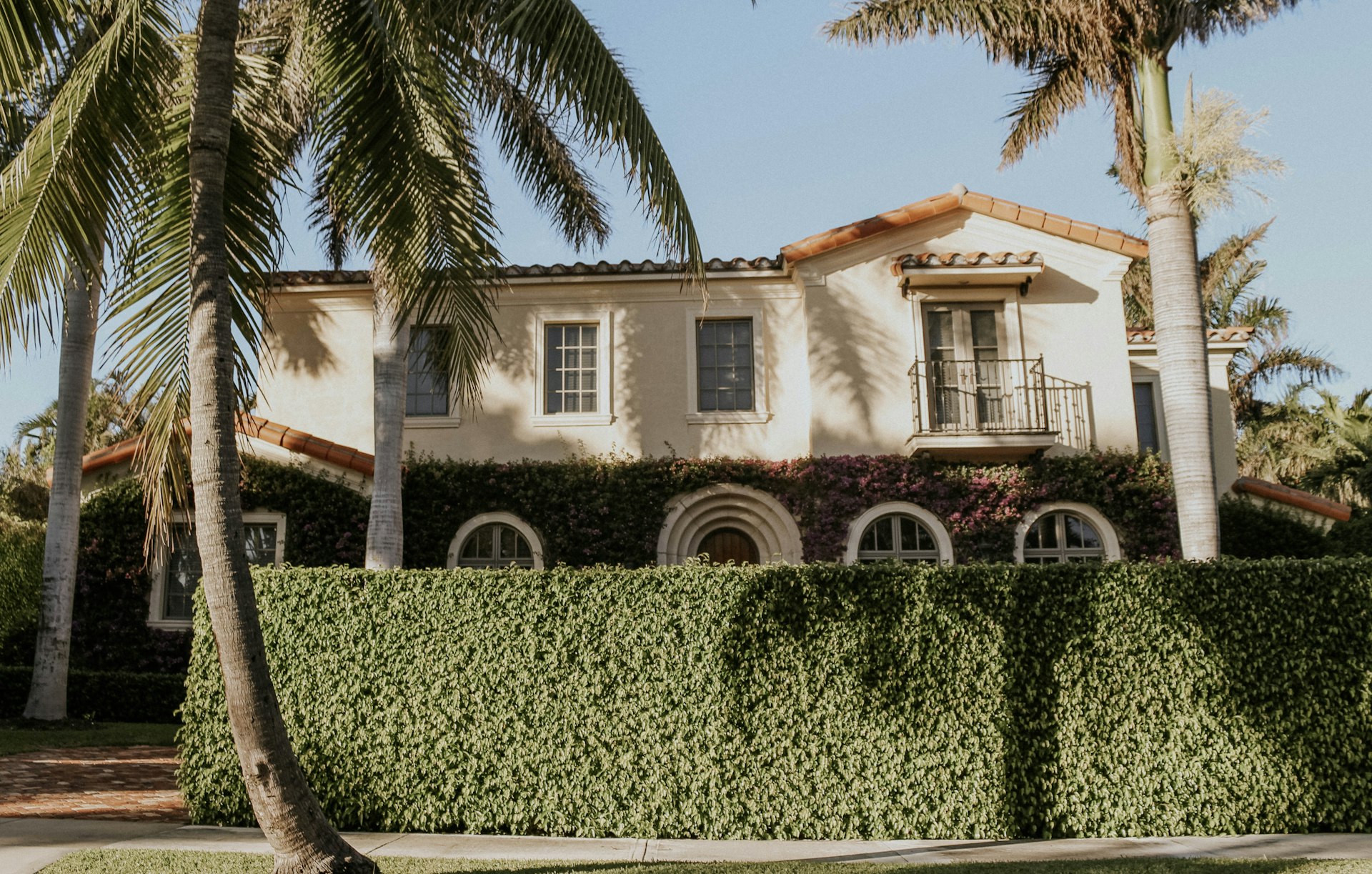 Understanding HOAs: What Homeowners Associations Mean for Real Estate Buyers and Owners Understanding HOAs: What Homeowners Associations Mean for Real Estate Buyers and Owners